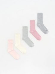 Ażurowe skarpetki 5 pack - różowy. Czerwone skarpetki Reserved, w ażurowe wzory. Za 49.99 zł.