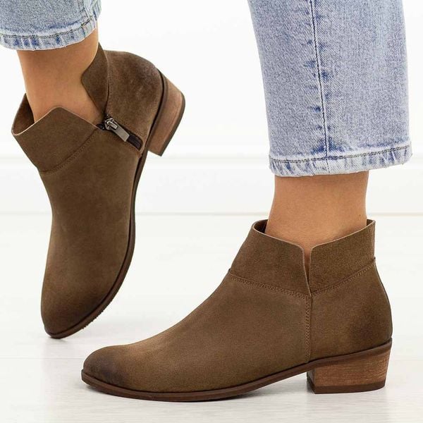 Brązowe skórzane Polskie botki damskie na obcasie Deoni D399. Brązowe botki Deoni, bez wzorów, z jeansu, casualowe, bez obcasa, na obcasie, bez zapięcia. Za 459.00 zł.