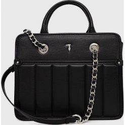 Trussardi torebka kolor czarny. Czarne listonoszki TRUSSARDI, bez wzorów, bez dodatków. W wyprzedaży za 469.99 zł.
