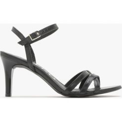 SANDAŁY Z PASECZKAMI TARA. Czarne sandały Ryłko, bez wzorów, z lakierowanej skóry, bez obcasa, na szpilce, bez zapięcia. Za 249.99 zł.