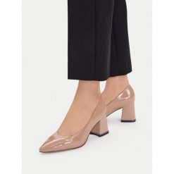 Czółenka JENNY. Brązowe czółenka Jenny, bez wzorów, bez obcasa, bez zapięcia. Za 129.99 zł.