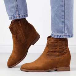 Wiosenne botki damskie S.Barski 208-3 Camel. Brązowe botki S.BARSKI, w ażurowe wzory, z zamszu, bez obcasa, na koturnie, bez zapięcia. Za 179.00 zł.