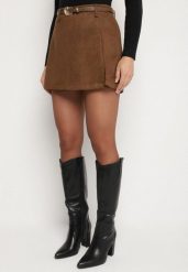 Brązowe Spódnico-Szorty z Wysokim Stanem Ozdobione Paskiem z Metaliczną Klamrą Henilia. Brązowe szorty Born2be, bez wzorów, biznesowe. Za 99.99 zł.