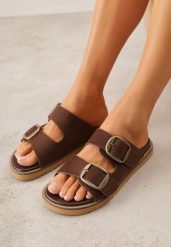 Brązowe Klapki VICES Ozdobione Dużymi Klamrami Jenniviane. Brązowe klapki Renee, bez wzorów, z jeansu, eleganckie, bez obcasa, na płaskiej podeszwie, bez zapięcia. Za 99.99 zł.