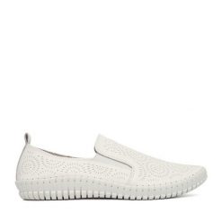 Półbuty Go Soft. Białe półbuty wsuwane GO SOFT, bez wzorów, bez obcasa, na płaskiej podeszwie. Za 169.99 zł.