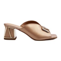 Eleganckie Klapki Damskie Na Obcasie Laura Messi 2771 Złote złoty. Żółte klapki z aplikacjami, ze skóry, eleganckie, bez obcasa, na obcasie, bez zapięcia. Za 463.09 zł.