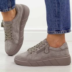 Taupe skórzane półbuty damskie na platformie Jezzi 18-18. Półbuty wsuwane Jezzi, na jesień, bez wzorów, z jeansu, eleganckie, bez obcasa, na platformie. Za 249.00 zł.