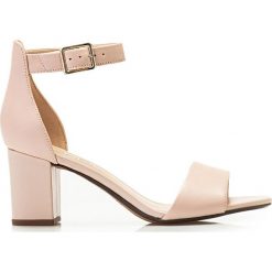 Clarks Sandały Clarks Deva Mae 26157463. Sandały Clarks, bez wzorów, bez obcasa, bez zapięcia. Za 284.90 zł.