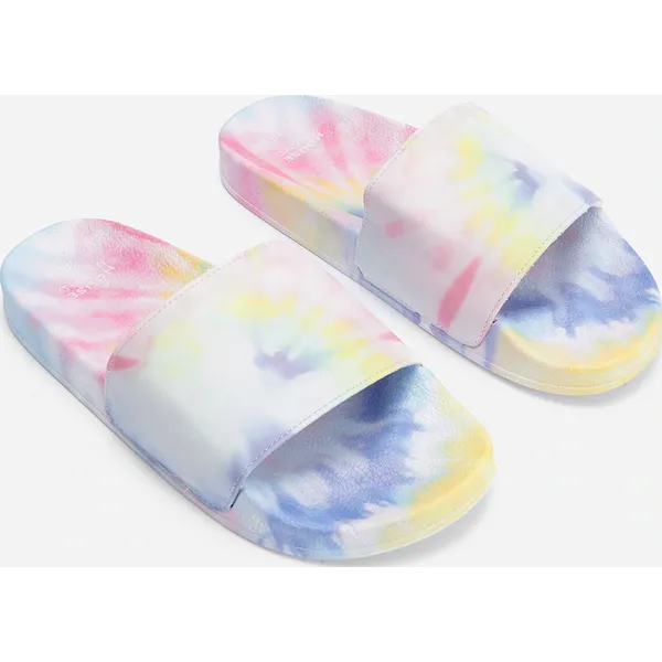 Klapki w stylu tie-dye - Wielobarwny. Klapki House, bez wzorów, bez obcasa, bez zapięcia. Za 69.99 zł.