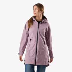 Kurtka przeciwdeszczowa kobieca Swedemount Orust Rain Coat wodoodporna. Fioletowe kurtki SWEDEMOUNT, bez wzorów, bez kaptura. Za 329.99 zł.