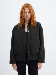 Mango Kurtka bomber Sugar 57065988 Czarny Oversize. Czarne kurtki Mango, l, bez wzorów, z syntetyku, bez kaptura. Za 299.99 zł.