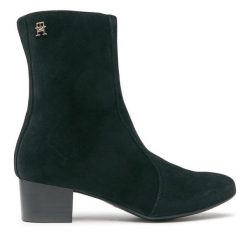 Botki Tommy Hilfiger. Czarne botki Tommy Hilfiger, bez wzorów, bez obcasa, na słupku, bez zapięcia. Za 359.99 zł.