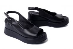 ARTIKER RELAKS 54C0394 czarny, sandały damskie. Czarne sandały Artiker Relaks, bez wzorów, ze skóry, bez obcasa, na koturnie, bez zapięcia. Za 169.90 zł.