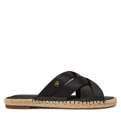 Klapki Tommy Hilfiger. Czarne klapki Tommy Hilfiger, bez wzorów, bez obcasa, bez zapięcia. Za 199.99 zł.