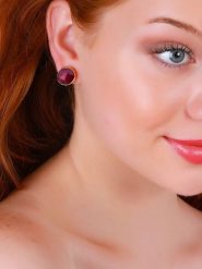 L'Atelier de Gaia Pozłacane kolczyki-wkrętki z agatem rozmiar: onesize. Różowe kolczyki L'Atelier de Gaia, z agatem, pozłacane. Za 91.34 zł.