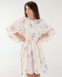 LUŹNA SUKIENKA W KWIATY. Fioletowe sukienki Unisono, l, bez wzorów, z wiskozy, bez kołnierzyka, bez ramiączek, rozkloszowane. Za 269.00 zł.