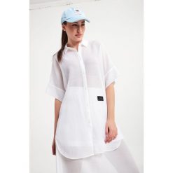 Koszula ARMANI EXCHANGE. Białe koszule Armani Exchange, m, z aplikacjami, z tkaniny, klasyczne, bez kołnierzyka, bez ramiączek. W wyprzedaży za 431.20 zł.