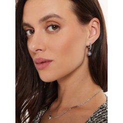 Kolczyki Guess. Szare kolczyki Guess, srebrne. Za 159.99 zł.