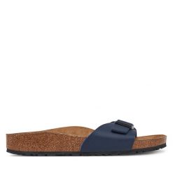 Klapki Birkenstock. Czarne klapki Birkenstock, bez wzorów, bez obcasa, bez zapięcia. Za 359.99 zł.