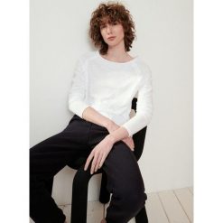 Biała bluzka American Vintage. Białe bluzki American Vintage, l, bez wzorów, z bawełny, vintage, bez kołnierzyka, bez ramiączek. W wyprzedaży za 380.00 zł.