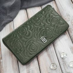 Ciemnozielony portfel damski skórzany z tłoczeniem kwiatowym RFID Paolo Peruzzi AL-13-GB. Portfele bez wzorów, ze skóry. Za 89.00 zł.