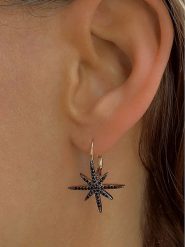 Les Petites Précieuses Pozłacane kolczyki-kreole z cyrkoniami rozmiar: onesize. Czerwone kolczyki Les Petites Précieuses, z cyrkonią, pozłacane. Za 153.34 zł.