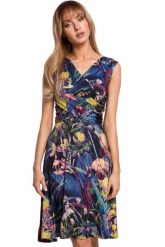 Sukienka w kwiaty z kopertowym dekoltem niebieska. Niebieskie sukienki Sukienki.shop, na co dzień, l, bez wzorów, z dzianiny, eleganckie, bez kołnierzyka, bez ramiączek, dopasowane. Za 139.00 zł.