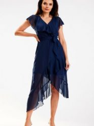 Sukienka Model A574 Navy - awama. Niebieskie sukienki Awama, na imprezę, l, z aplikacjami, eleganckie, z asymetrycznym kołnierzem, plus size, bez ramiączek, asymetryczne. Za 407.87 zł.