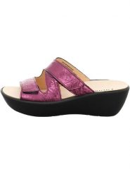 Think! Skórzane klapki w kolorze różowym na koturnie rozmiar: 40. Różowe klapki Think!, bez wzorów, klasyczne, z otwartym noskiem, bez obcasa, na koturnie, bez zapięcia. Za 218.57 zł.