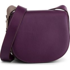 Torebka DKNY - Bedford Saddle Cbody R83EH776 Brinjal 1SZ. Listonoszki marki DKNY. W wyprzedaży za 549.00 zł.