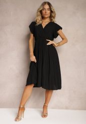 Czarna Sukienka z Trójkątnym Dekoltem z Gumką w Pasie o Plisowanym Kroju Doetta. Czarne sukienki Renee, m, bez wzorów, eleganckie, bez kołnierzyka, bez ramiączek, midi, plisowane. W wyprzedaży za 51.99 zł.