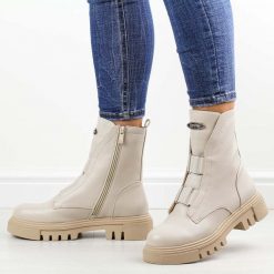 Beżowe botki damskie na traperze Jezzi 2150-19. Brązowe botki Jezzi, bez wzorów, ze skóry, eleganckie, bez obcasa, bez zapięcia. W wyprzedaży za 148.85 zł.