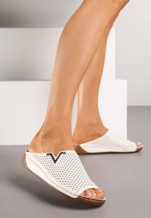 Białe Klapki Vices z Perforowaną Cholewką Sarianae. Białe klapki Born2be, bez wzorów, eleganckie, bez obcasa, na płaskiej podeszwie, bez zapięcia. Za 79.99 zł.