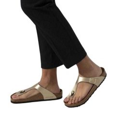 Klapki Damskie Gizeh Buckle. Czarne klapki Birkenstock, bez wzorów, z materiału, bez obcasa, na słupku, bez zapięcia. Za 439.00 zł.