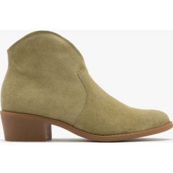 Oliwkowe, welurowe kowbojki INEZ. Zielone botki Ryłko, bez wzorów, ze skóry, z okrągłym noskiem, bez obcasa, na obcasie, bez zapięcia. Za 349.99 zł.