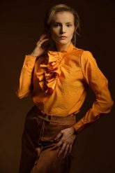 Złota koszula z żabotem. Żółte koszule Hultaj Polski, l, bez wzorów, z jeansu, biznesowe, bez kołnierzyka, bez ramiączek. Za 339.00 zł.