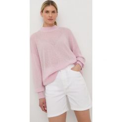 BOSS sweter z domieszką wełny damski kolor różowy lekki. Czerwone swetry Boss, l, bez wzorów, z dzianiny, bez ramiączek. Za 849.99 zł.