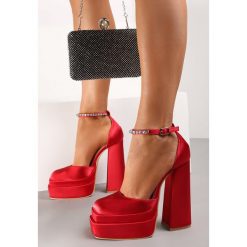 Czerwone Sandały Geepy. Czerwone sandały Renee, bez wzorów, z satyny, bez obcasa, na obcasie, bez zapięcia. W wyprzedaży za 143.99 zł.