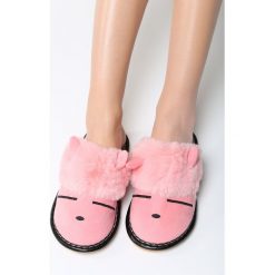 Różowe Kapcie Suburban. Czerwone kapcie Born2be, z materiału. Za 39.99 zł.