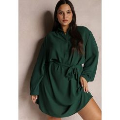 Ciemnozielona Sukienka Koszulowa z Wiązanym Paskiem Chionestra. Zielone sukienki Renee, l, bez wzorów, z materiału, bez kołnierzyka, plus size, bez ramiączek, maxi, koszulowe. W wyprzedaży za 84.49 zł.