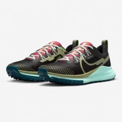 Buty Damskie Sportowe Nike W React Pegasus Trail 4. Czarne buty sportowe lifestyle Nike, bez wzorów, bez zapięcia, do biegania. Za 506.00 zł.
