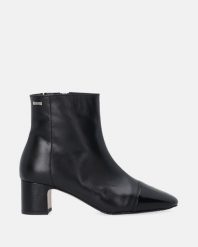 CZARNE BOTKI Z KWADRATOWYM NOSKIEM S010LEBLOBB060. Czarne botki Venezia, bez wzorów, ze skóry, bez obcasa, bez zapięcia. Za 499.00 zł.