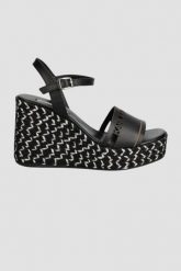 KARL LAGERFELD Czarne sandały Gable. Czarne sandały KARL LAGERFELD, bez wzorów, bez obcasa, bez zapięcia. W wyprzedaży za 739.99 zł.