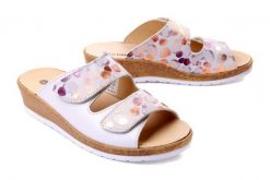 DR. BRINKMANN 700195-03 weiss, klapki profilaktyczne damskie. Białe klapki Dr. Brinkmann, bez wzorów, ze skóry, bez obcasa, bez zapięcia. Za 339.90 zł.