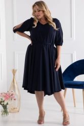 Sukienka rozkloszowana z paskiem elegancka dłuższy tył OLIWIA granatowa. Sukienki KARKO, do pracy, plus size, bez wzorów, z elastanu, biznesowe, bez kołnierzyka, plus size, bez ramiączek, midi, kopertowe. Za 89.50 zł.