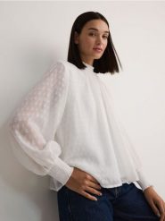Bluzka z bufiastymi rękawami - biały. Białe bluzki Reserved, l, bez wzorów, z tkaniny, bez kołnierzyka, bez ramiączek. W wyprzedaży za 49.99 zł.