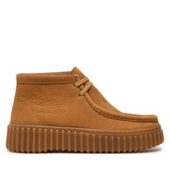 Trzewiki Clarks. Brązowe botki Clarks, bez wzorów, bez obcasa, na płaskiej podeszwie, bez zapięcia. Za 539.99 zł.