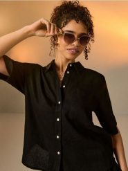 Wiskozowa koszula z krótkim rękawem z domieszką lnu - czarny. Czarne koszule Sinsay, l, bez wzorów, z wiskozy, bez kołnierzyka, bez ramiączek. Za 39.99 zł.