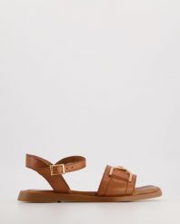 SANDAŁY DAMSKIE P334550 TAN. Sandały Venezia, bez wzorów, ze skóry, bez obcasa, bez zapięcia. Za 299.00 zł.