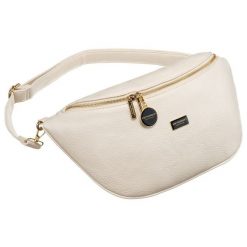 Miejska modna beżowa nerka damska na biodra lub przez ramię crossbody skóra ekologiczna Peterson. Brązowe nerki i saszetki Peterson, z aplikacjami, ze skóry ekologicznej, duże, bez dodatków. Za 79.99 zł.